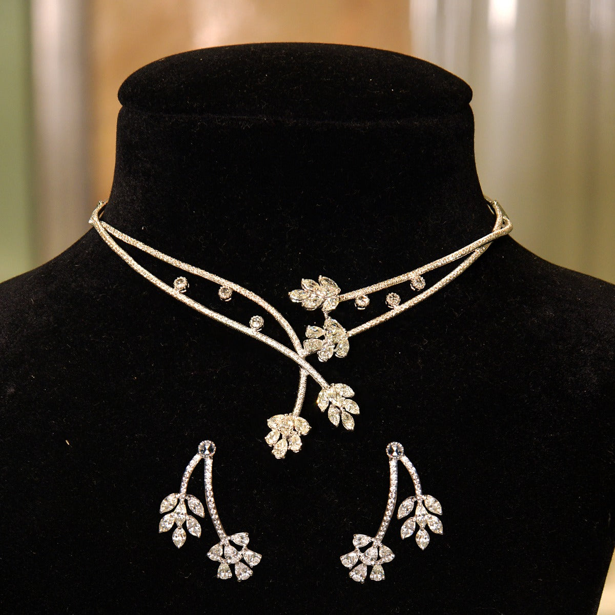 Diamond Petalled Dot Necklace Set