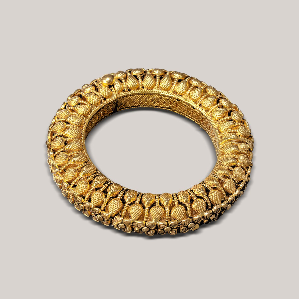Striking Gold Bangle
