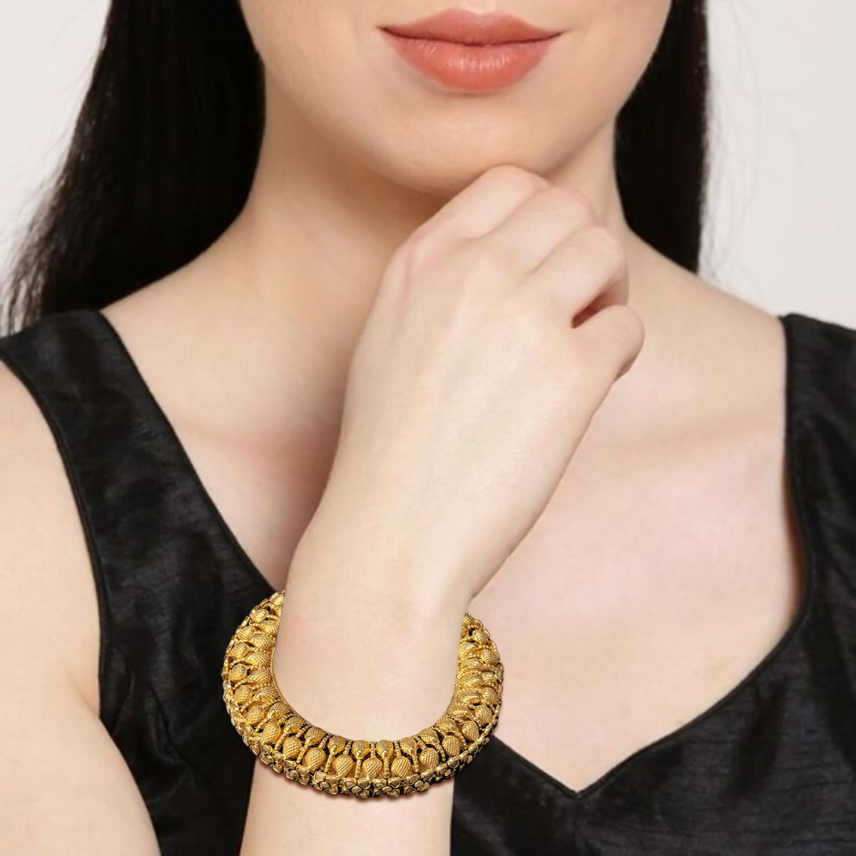 Striking Gold Bangle