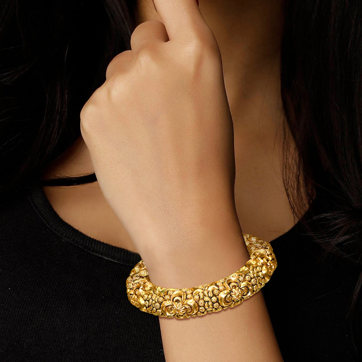 Tiny Curves Gold Bangle