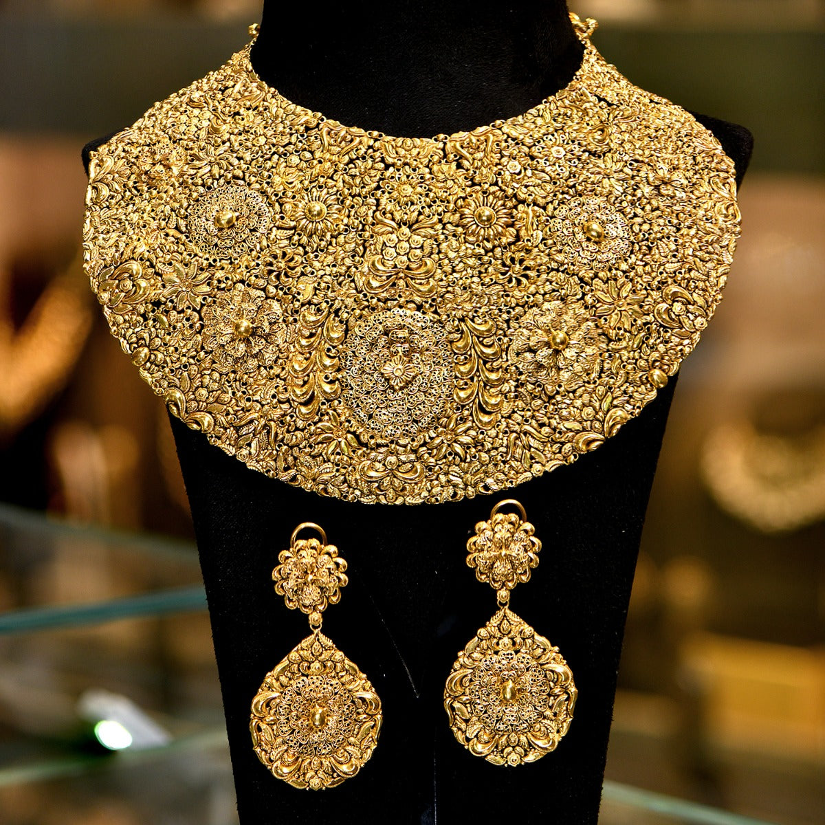 Intricately Etched Broad Gold Necklace Set