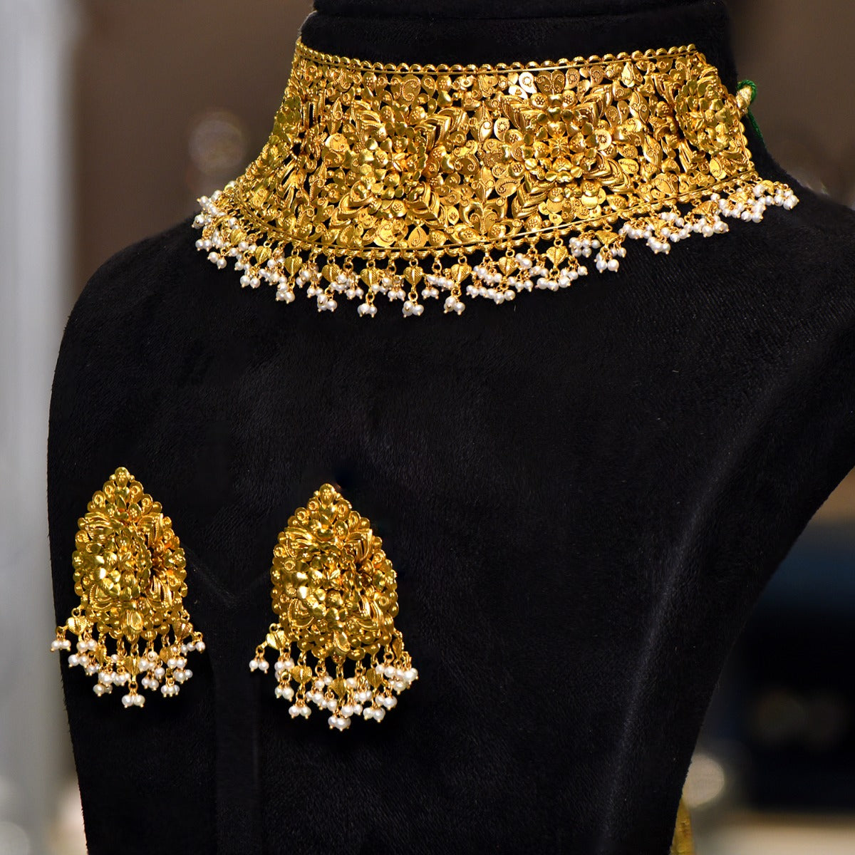 Hearts and Chamomiles Gold Choker Set