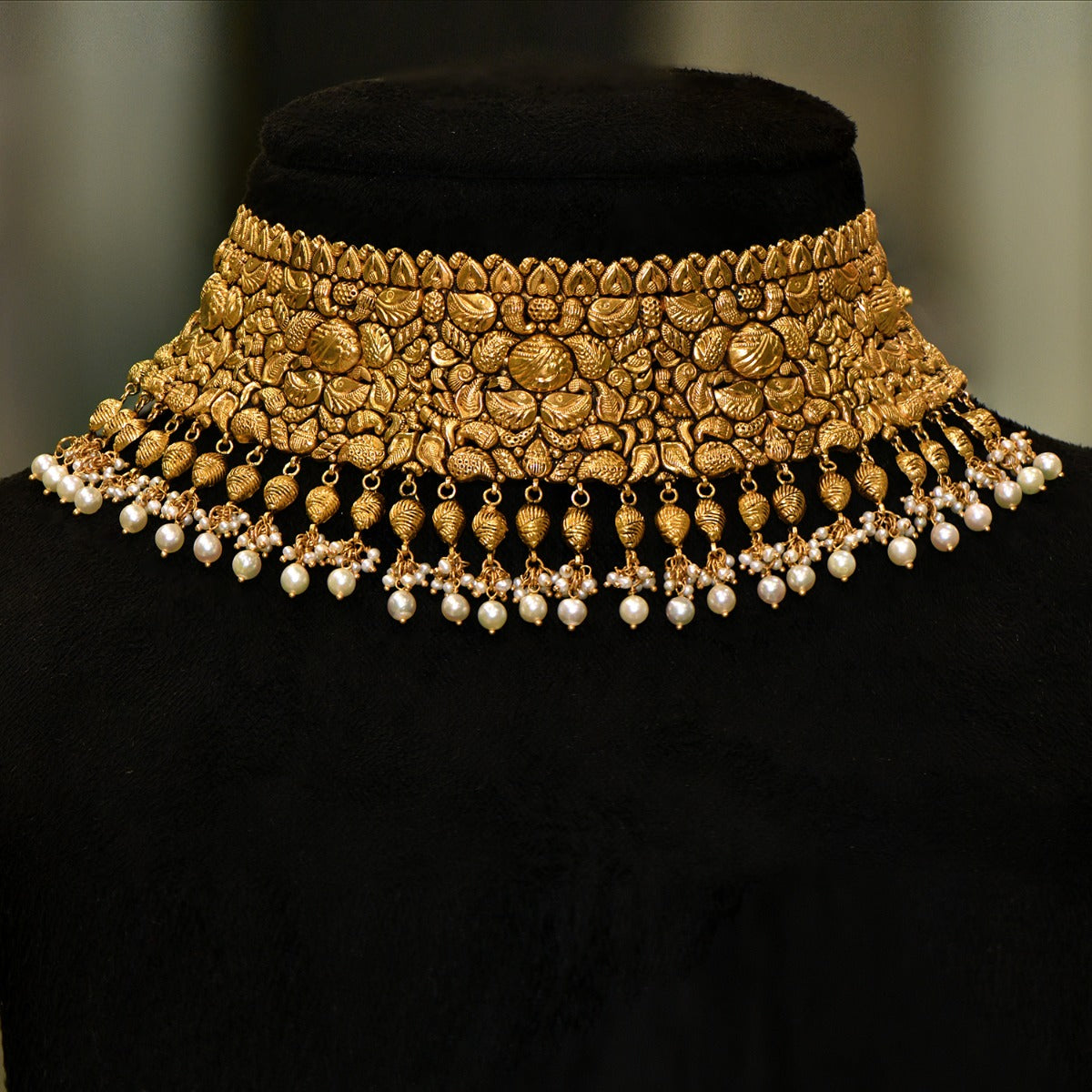 Tiny Conch Pearls Gold Choker Set
