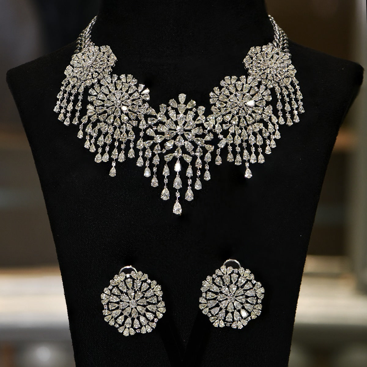 Diva’s Regal Solitaire Diamond Necklace Set