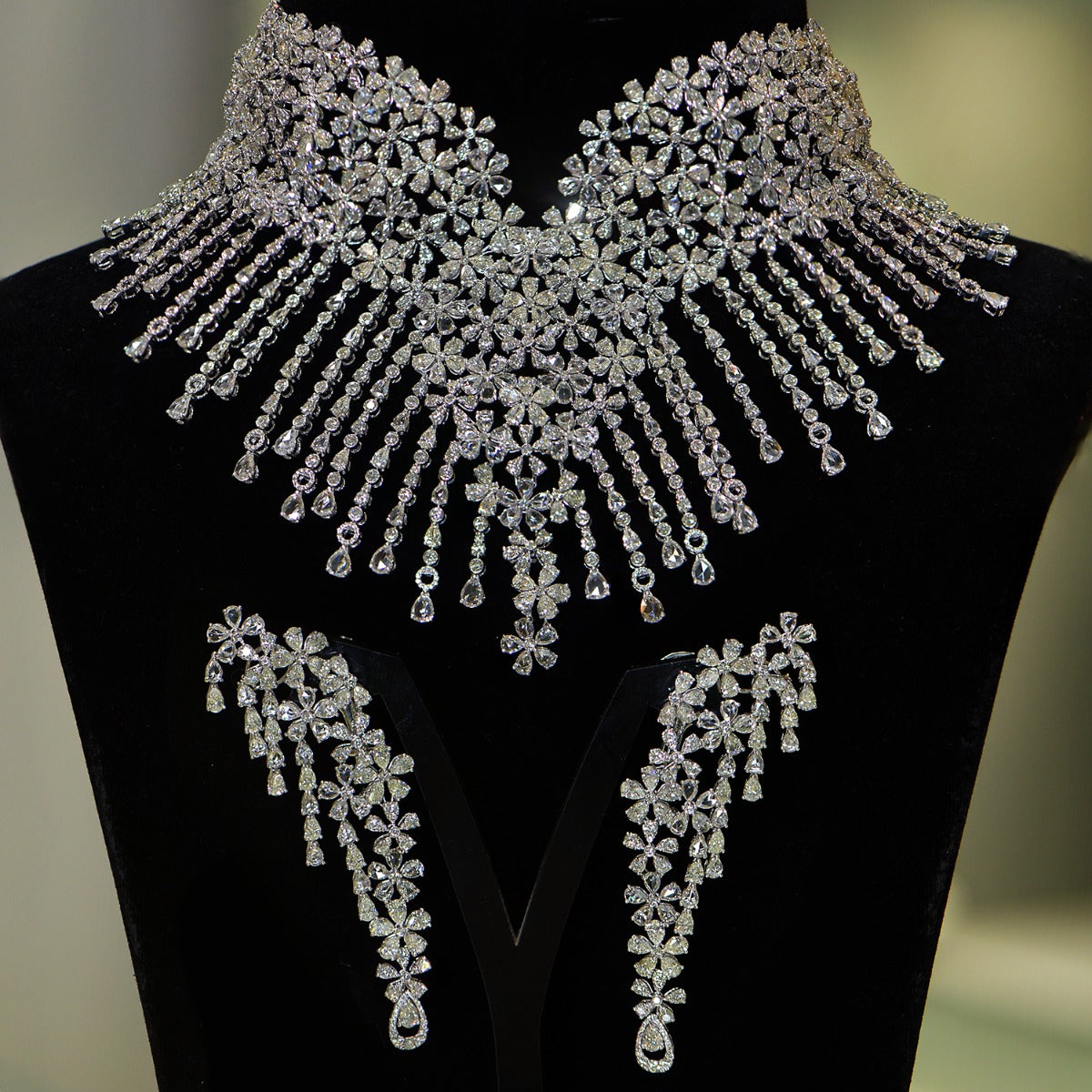 V Flora Diamond Necklace Set