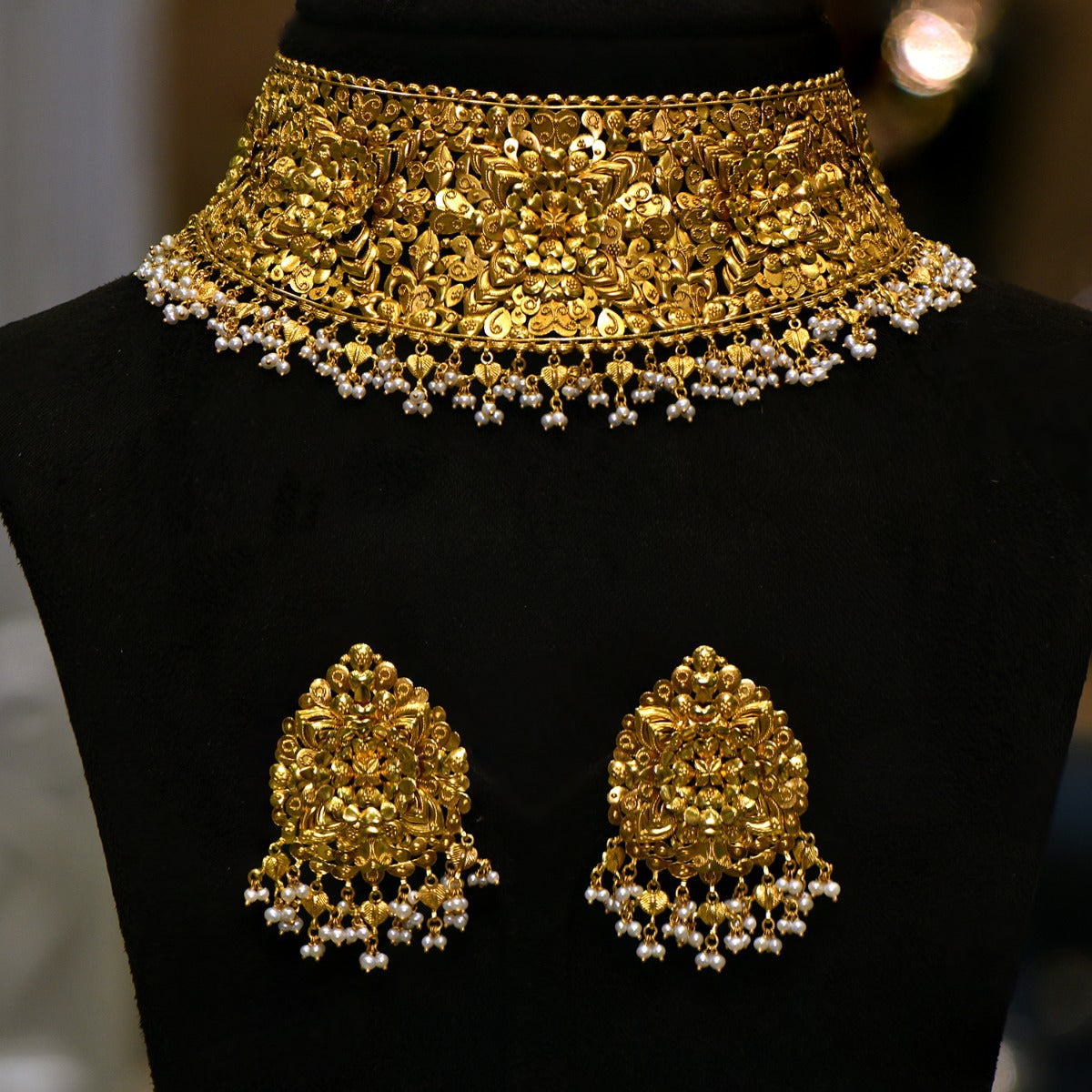 Hearts and Chamomiles Gold Choker Set