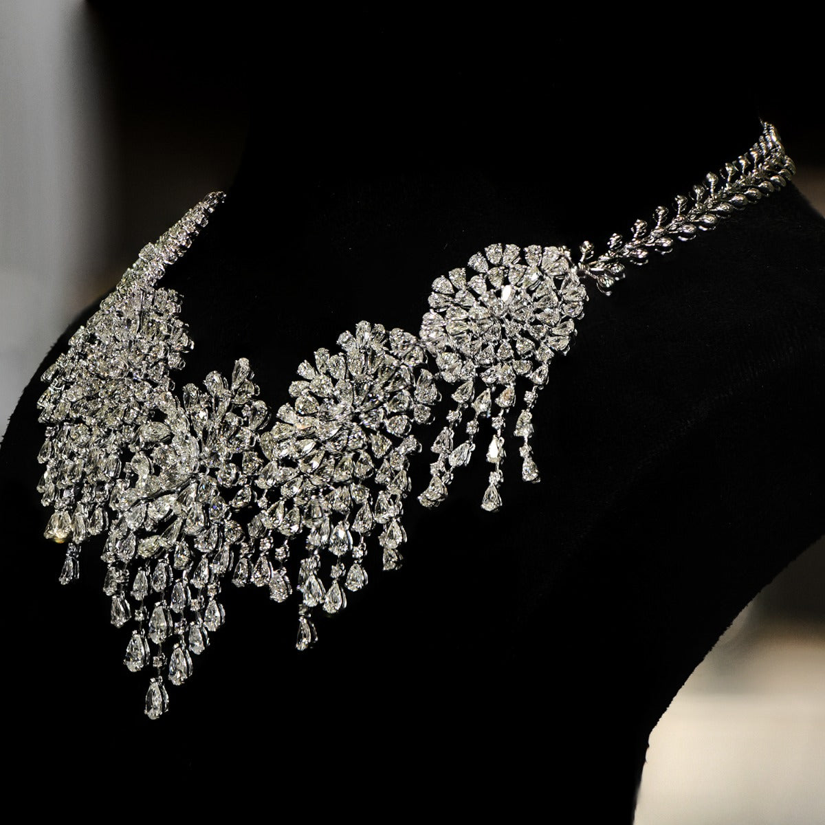 Diva’s Regal Solitaire Diamond Necklace