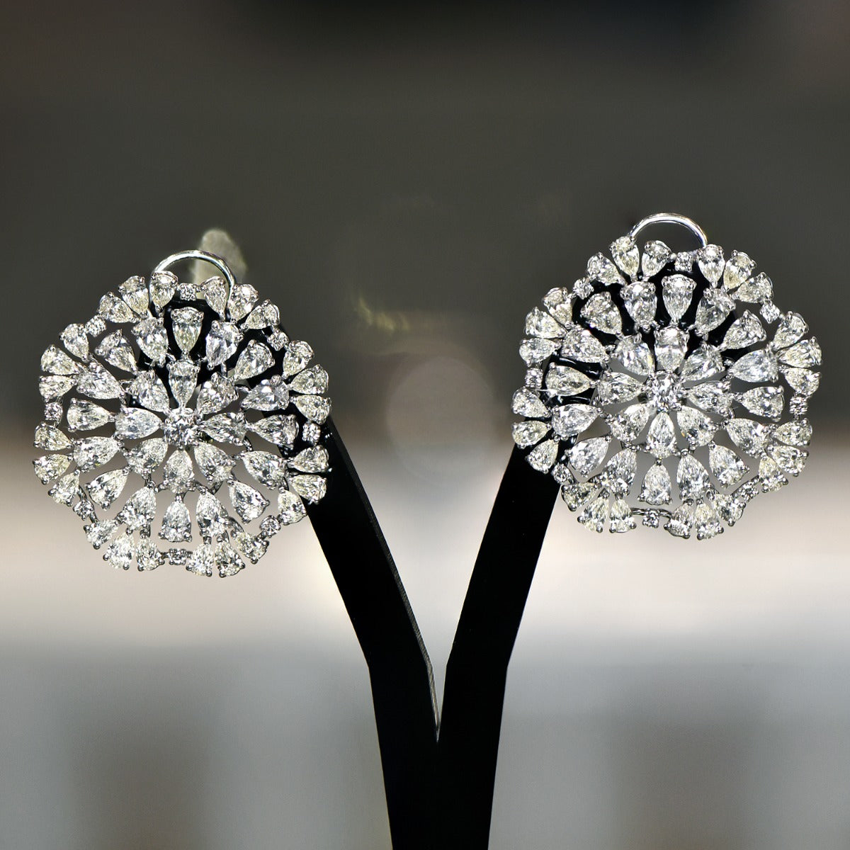 Diva’s Regal Solitaire Diamond Necklace Set