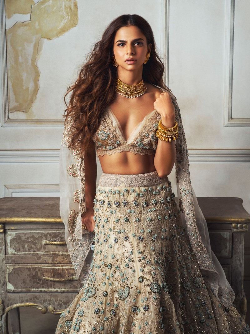 How to Choose the Perfect Gold Jewellery for Your Wedding Day: A Complete Guide